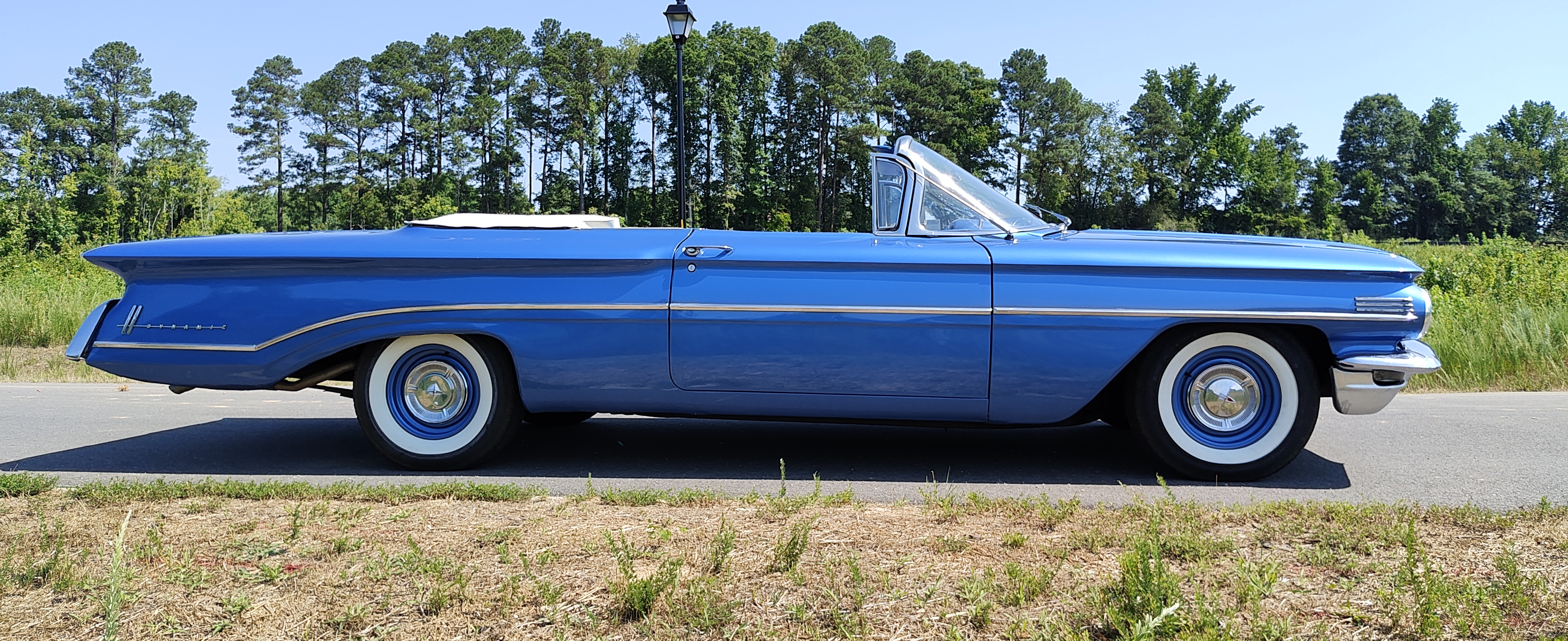 Side profile of the 1960 Oldsmobile
